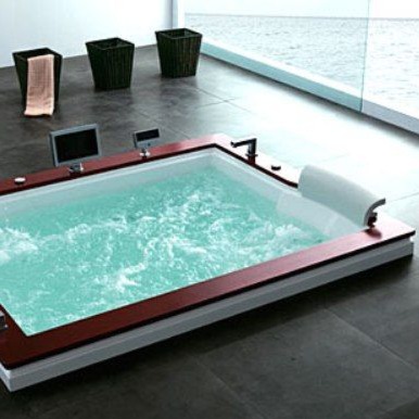 Luxurious Whirlpool White Bathtub cum Jacuzzi