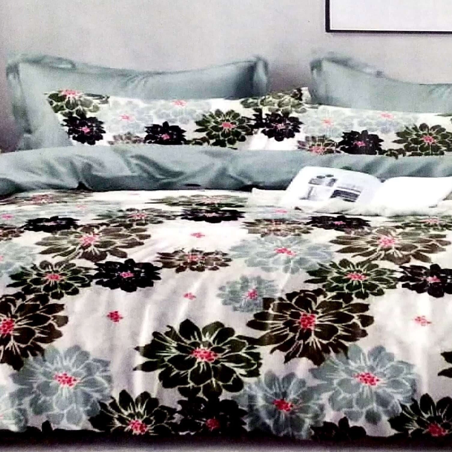 Carnation Queen Size Bedsheet with Pillow Covers & Comforter