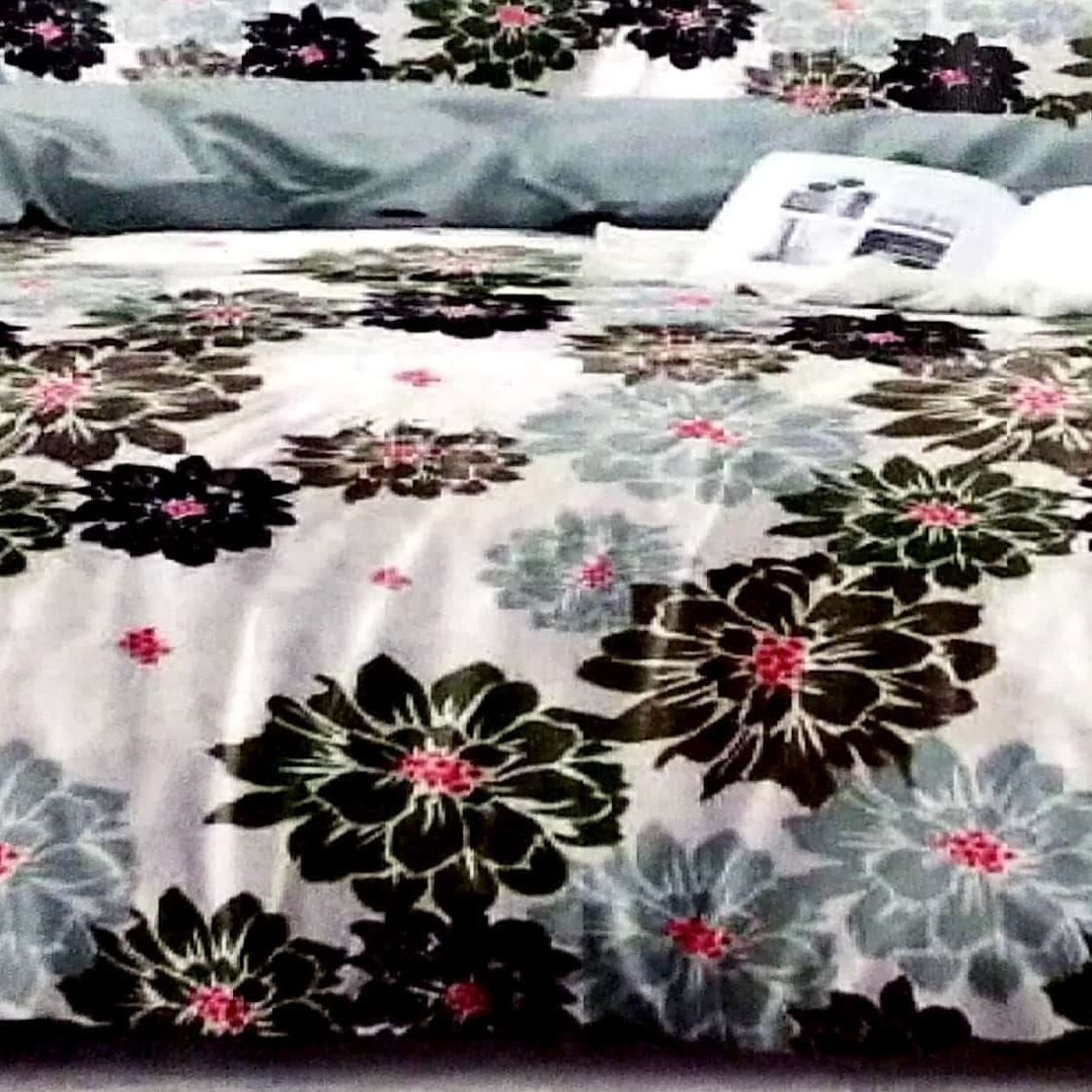 Carnation Queen Size Bedsheet with Pillow Covers & Comforter - top_view